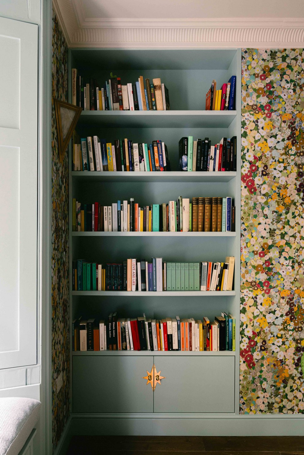 Victorian Terrace, Waterloo | Bespoke blue bookshelves and floral wallpaper | Interior Designers